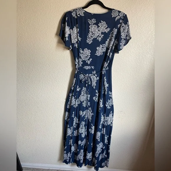 Lulu’s true wrap dress - Picture 5 of 7